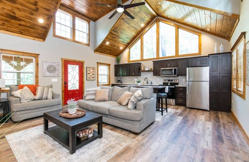 Rogers Cabin | Dreamscape- Hot Tub, Firepit, Private Hiking, WiFi, 4 mins to Natural Bridge