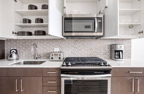 South Loop Apartment | Dreamy South Loop Studio w/Pool, Gym, Roof Deck, near L, by Blueground (#CHI430)