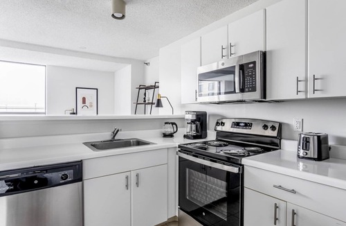 Streeterville Apartment | Dreamy Streeterville Studio w/Pool & Gym, nr Navy Pier, by Blueground