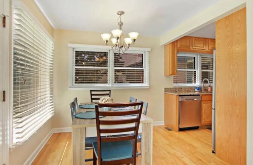 Libertyville House | DT Libertyville home w/2 Fireplaces by Navy Base!