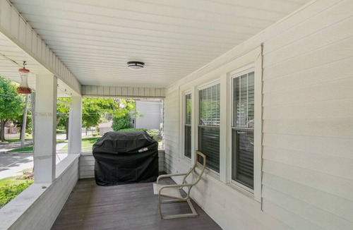 Libertyville Apartment | DT Libertyville Home w/Arcade PacMan by Navy Base