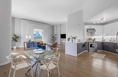 The Loop Condo | DTown Penthouse 2bd +Parking, Gym, Pvt Patio, Pool