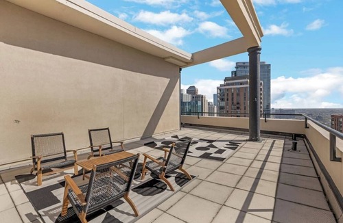 The Loop Condo | DTown Penthouse 2bd +Parking, Gym, Pvt Patio, Pool