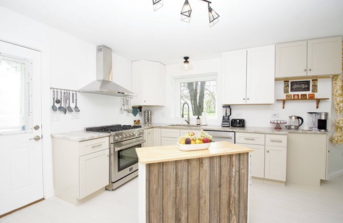 Bolingbrook House | Dupage River Retreat w/Chef's Kitchen & Fire Pit!