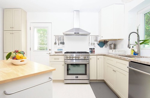 Bolingbrook House | Dupage River Retreat w/Chef's Kitchen & Fire Pit!