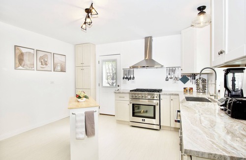 Bolingbrook House | Dupage River Retreat w/Chef's Kitchen & Fire Pit!