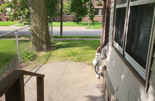 Bloomington House | Duplex 2 Beds 1 bath Unit WiFi ,Heat & AC in Bloomington Illinois