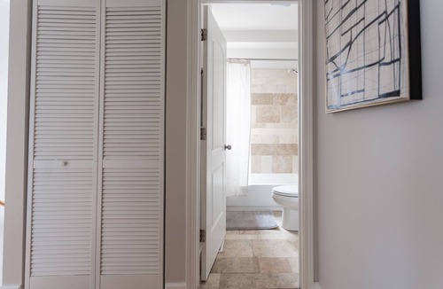 Rogers Park Apartment | Duplex Retreat near Loyola Park - 2BR/1.5BA Haven
