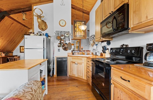 Ferguson Cabin | Dutch Barn Style cabin at Leatherwood Mountains with great views.
