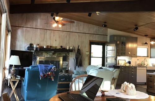 Goreville House | Eagle Point Hideout is a 2300 sqft 4 bedroom Cedar home with picturesque views.