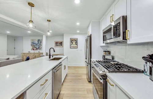 Park West Apartment | East Lincoln Park Gem: Spacious 4BR apartment with modern amenities.