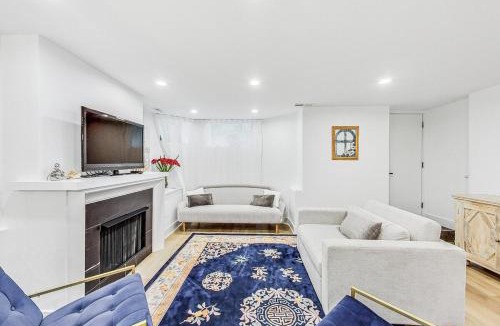 Park West Apartment | East Lincoln Park Gem Spacious 4 BR