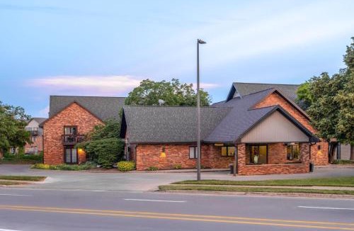 Bloomington Hotel | Eastland Suites Hotel & Conference Ctr, Trademark by Wyndham