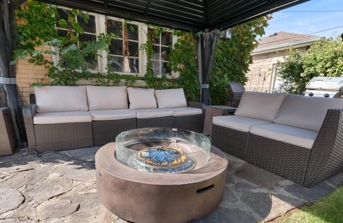 Berwyn House | Eclectic 3 Bedroom Home (w/Firepit) Close To Downtown Chicago!