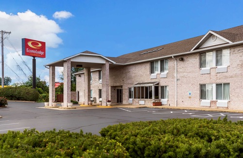Fairview Heights Hotel | Econo Lodge Inn & Suites