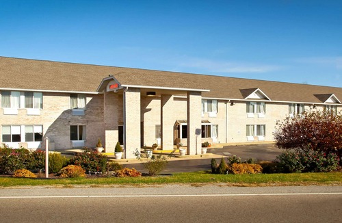 Fairview Heights Hotel | Econo Lodge Inn & Suites