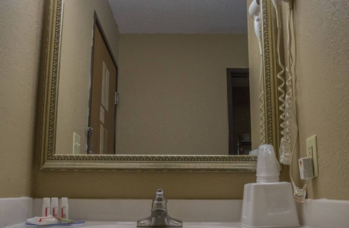 Canton Hotel | Econo Lodge