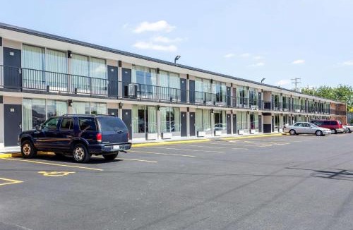 Joliet Cabin | Econo Lodge