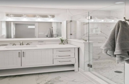 Libertyville House | Elegant 4-bedroom home with free parking