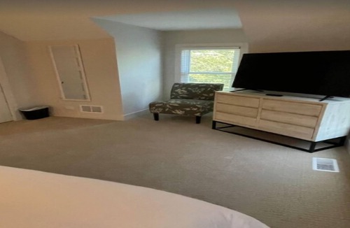 Libertyville House | Elegant 4-bedroom home with free parking