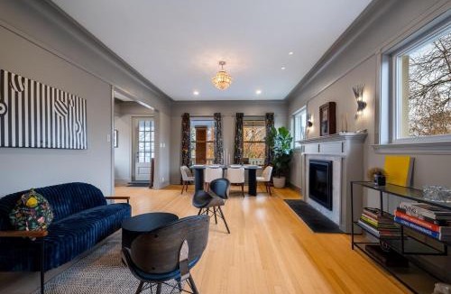 Rogers Park Apartment | Elegant and Chic 2Bed 2Bath steps from the lake!