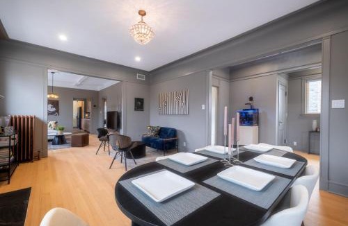 Rogers Park Apartment | Elegant and Chic 2Bed 2Bath steps from the lake!