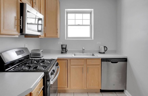 Evanston Apartment | Elegant Evanston 2BR, 1 mile from Northwestern campus, by Blueground