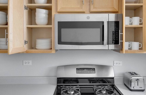 Evanston Apartment | Elegant Evanston 2BR, 1 mile from Northwestern campus, by Blueground