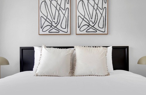 Evanston Apartment | Elegant Evanston 2BR, 1 mile from Northwestern campus, by Blueground