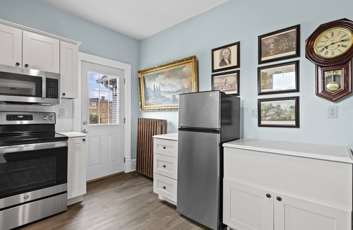 Springfield Apartment | Elegant Historic Stay | Walk to Capitol & Attractions | Modern Comfort