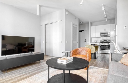 The Loop Apartment | Elegant Loop 1BR w/Lounge, Gym & Roof Deck, steps to L, by Blueground