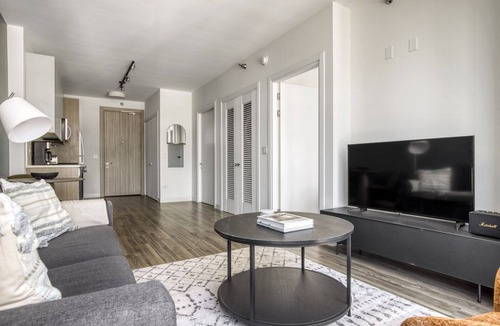 South Loop Apartment | Elegant South Loop 1BR w/Gym & Pool, nr Grant Park, by Blueground