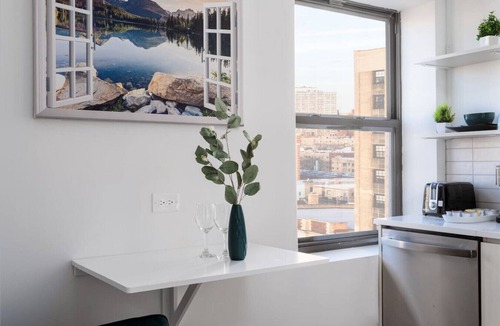 Uptown Apartment | Elegant Style Loft Montrose|13 mins DT|4 mins Lake