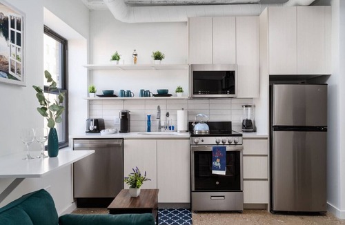 Uptown Apartment | Elegant Style Loft Montrose|13 mins DT|4 mins Lake