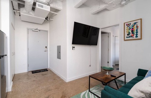 Uptown Apartment | Elegant Style Loft Montrose|13 mins DT|4 mins Lake