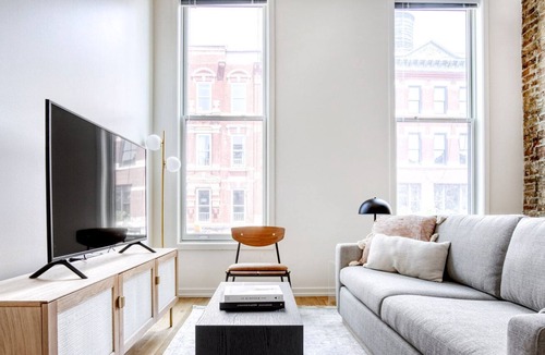 Wicker Park Apartment | Elegant Wicker Park 1BR w/ W/D, 1 block to L, Six Corners, by Blueground