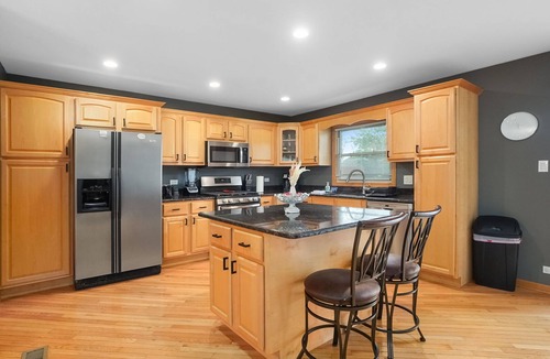 Elk Grove Village House | Elk Grove Village FHS Rental - Kingsbridge Rd
