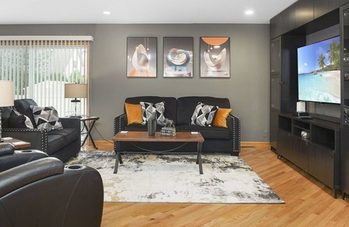 Elk Grove Village House | Elk Grove Village FHS Rental - Kingsbridge Rd