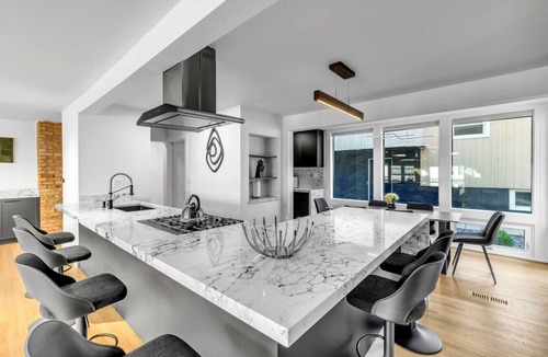 Elmhurst Apartment | Elmhurst Luxury 4BR w/Pool, Fenced Yard, Downtown