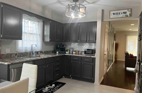 Elmhurst House | "Elmhurst Oasis: Extended O'Hare Stay"