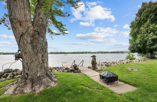 Hampton Apartment | Enchanting river front spot with deck and Tiki bar in charming Hampton, Illinois