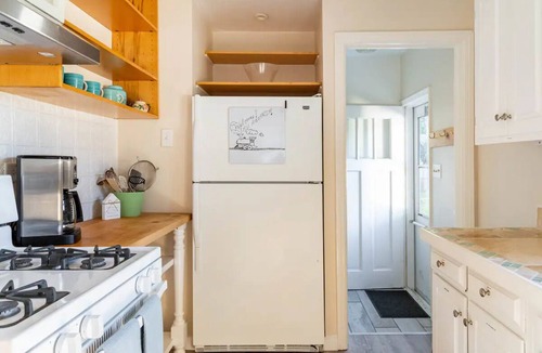 West Chicago House | Enjoy your stay at the Train Conductor’s Cottage!