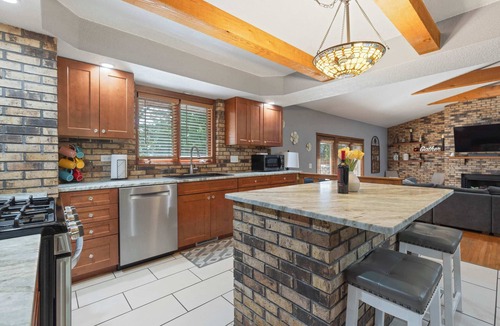 Rockford House | Entertainment Oasis Indoor Pool Spa Arcade Theatre