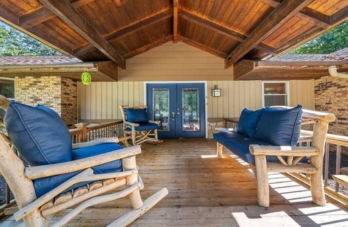 Rockford House | Entertainment Oasis Indoor Pool Spa Arcade Theatre