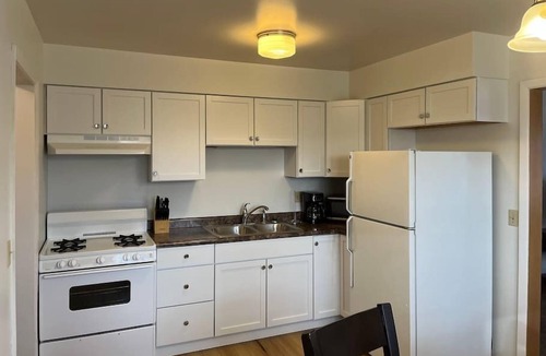 Springfield House | Entire apartment close to downtown - 2 queen beds