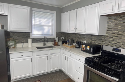 Park Forest House | Entire Cozy Home + Free Wifi + Free Parking/Central location nearby freeway