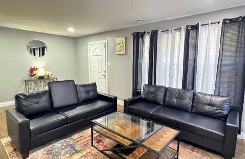 Park Forest House | Entire Cozy Home + Free Wifi + Free Parking/Central location nearby freeway