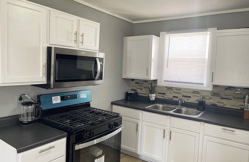 Park Forest House | Entire Cozy Home + Free Parking + Fast Wi-Fi & Located in Central Area