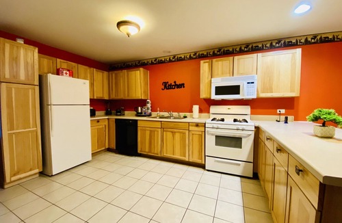 Oglesby Cabin | Entire Cozy Villa 2 min Near Starved Rock!