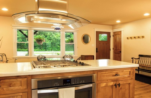 Wheaton House | Entire Home 1Br 1.5 Bath, King Bed, Walk-in Shower – Near Downtown Wheaton